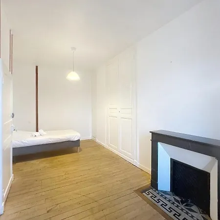 Holiday home Stone And Elegant House On Place Condom